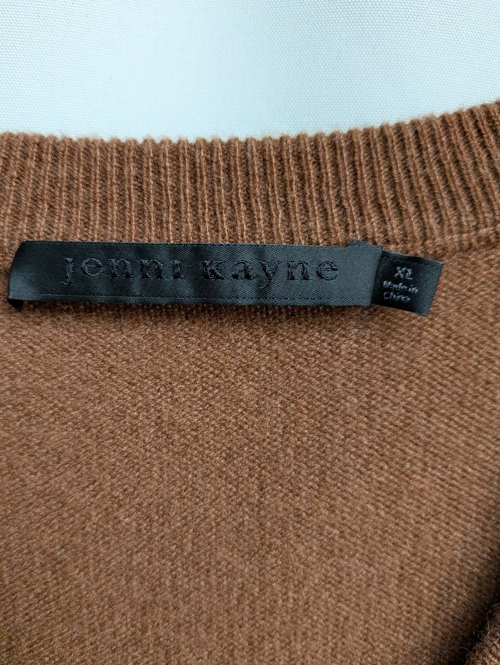 Jenni Kayne Brown Flynn 100% Cashmere V-Neck Classic Sweater Size Large Flawed — image 7 of 8